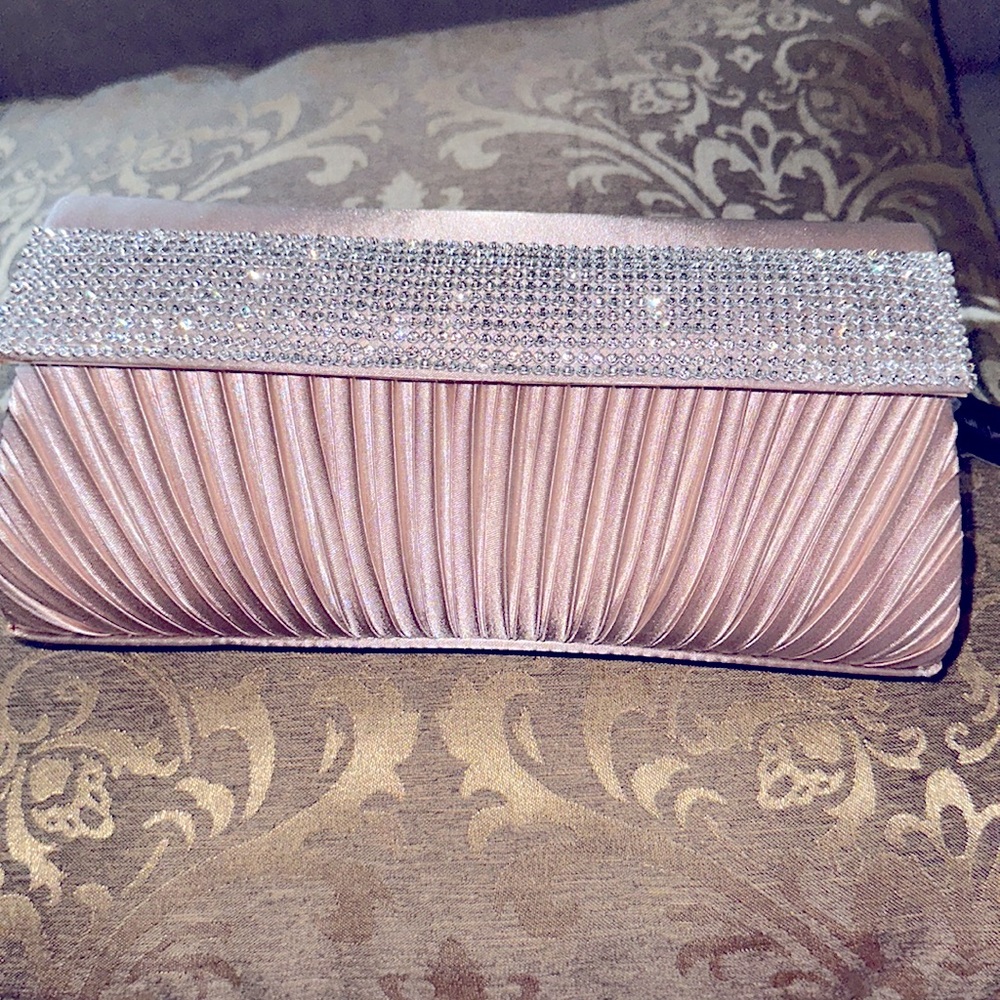 Light pink/mauve bling clutch.